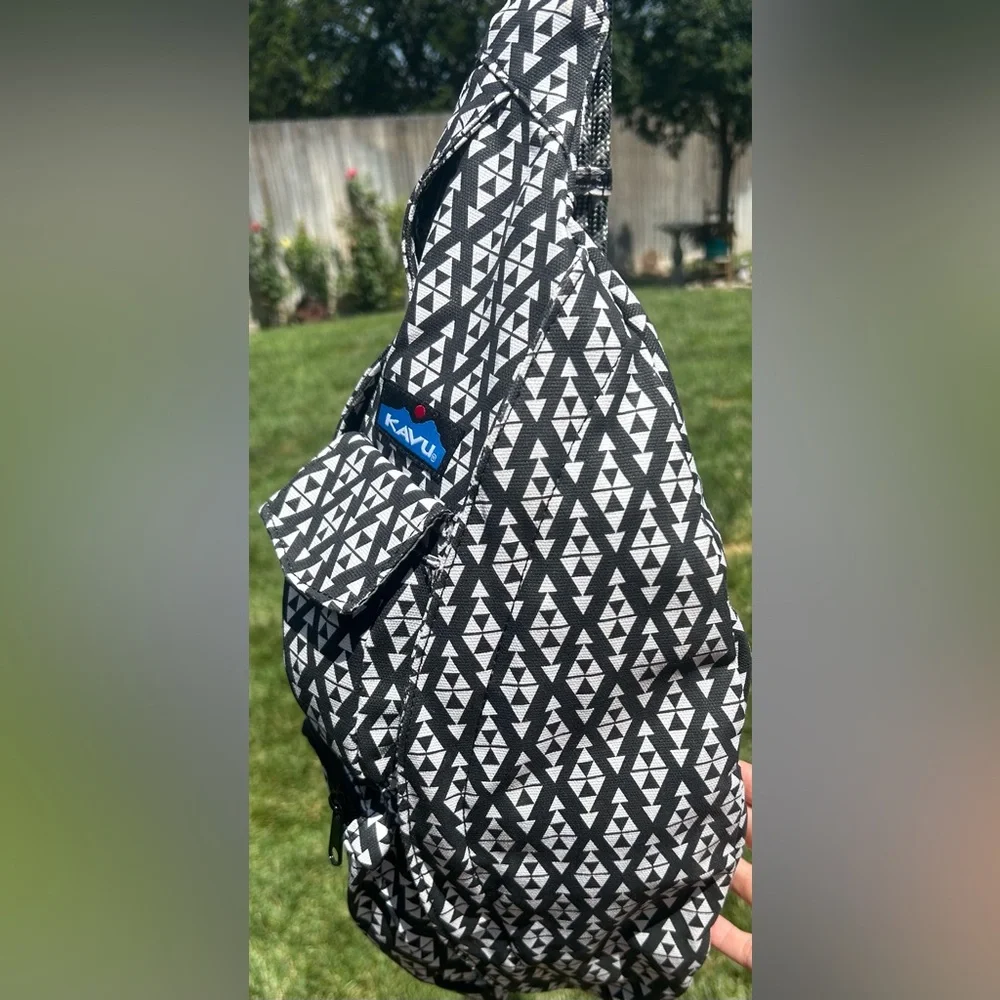 Kavu Rope Sling Bag Crossbody Backpack Black/White Geometric Triangles Trio - Picture 2 of 12